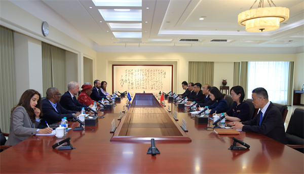 侯凱會見聯合國內羅畢辦事處總干事班古拉